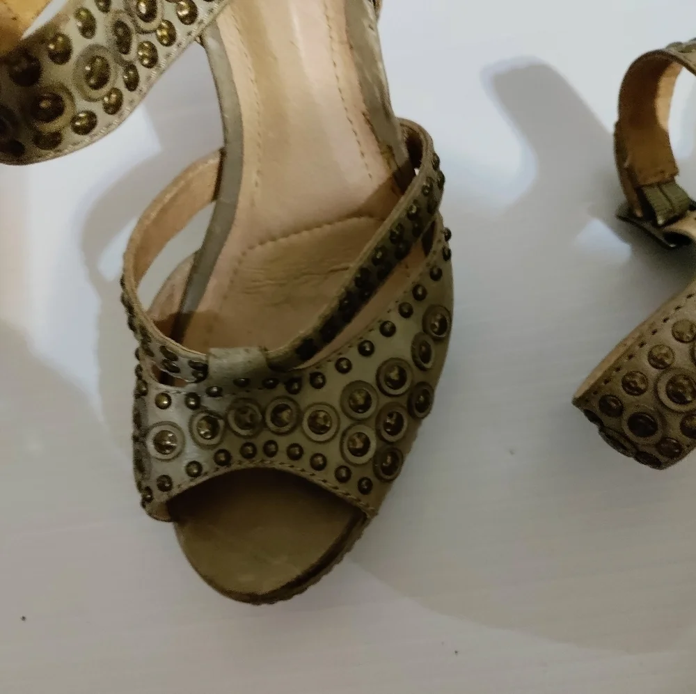 Frye Samantha Disc ankle Seam Peep Toe Heels Platform studded Sandals beige 7M